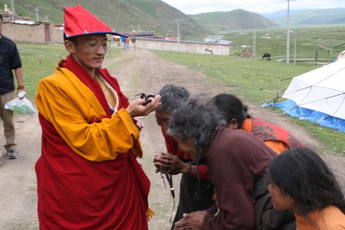 虾扎区当地民众请上师摸顶加持2