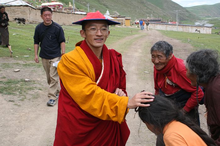 虾扎区当地民众请上师摸顶加持3