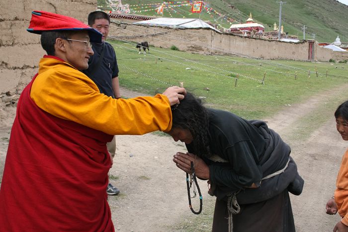 虾扎区当地民众请上师摸顶加持4