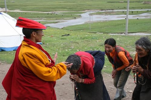 虾扎区当地民众请上师摸顶加持1