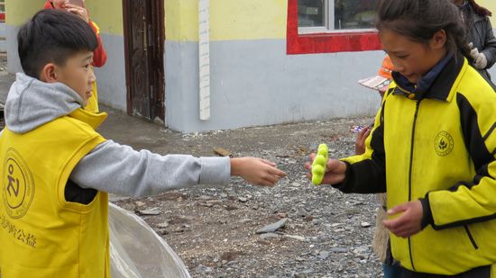 小志愿者对多秀小学学生发放玩具